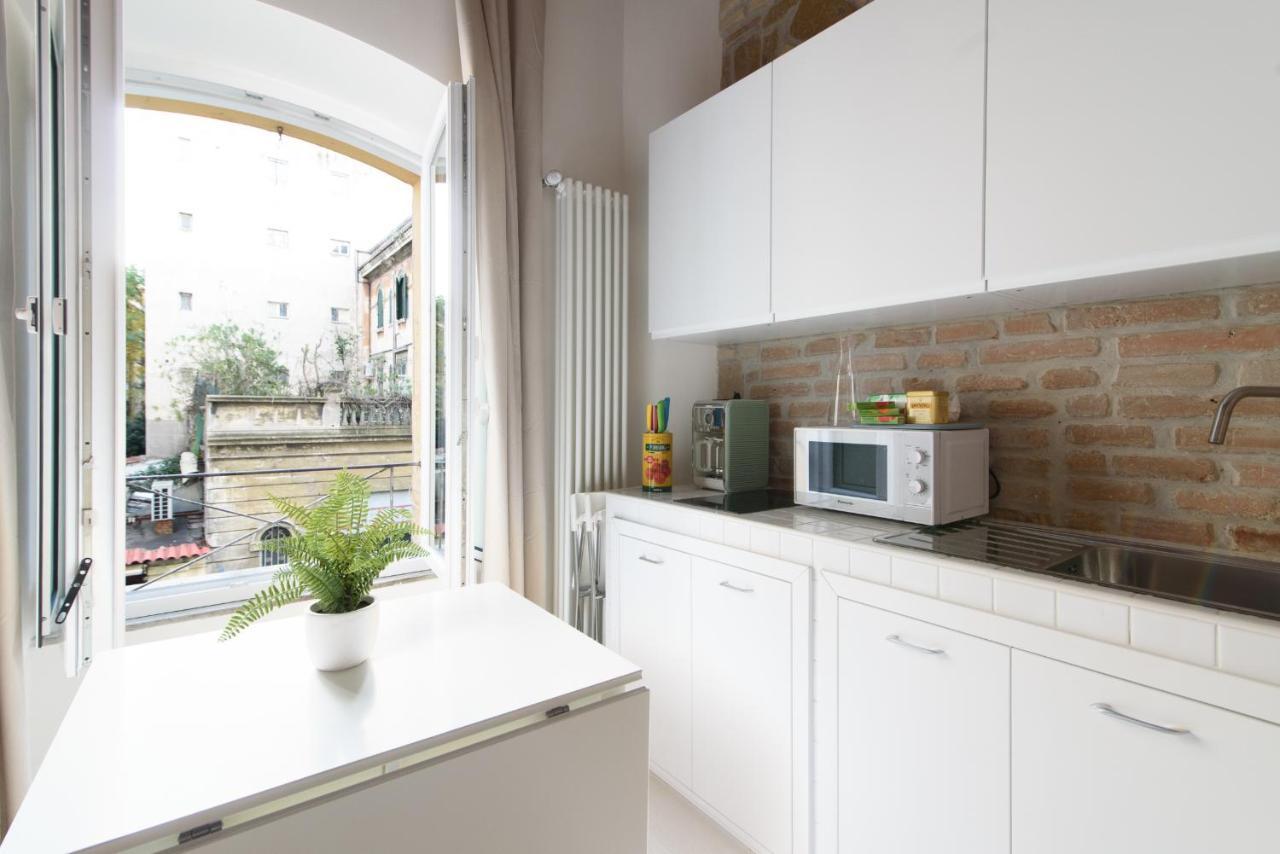 White Ostilia Apartment Rom